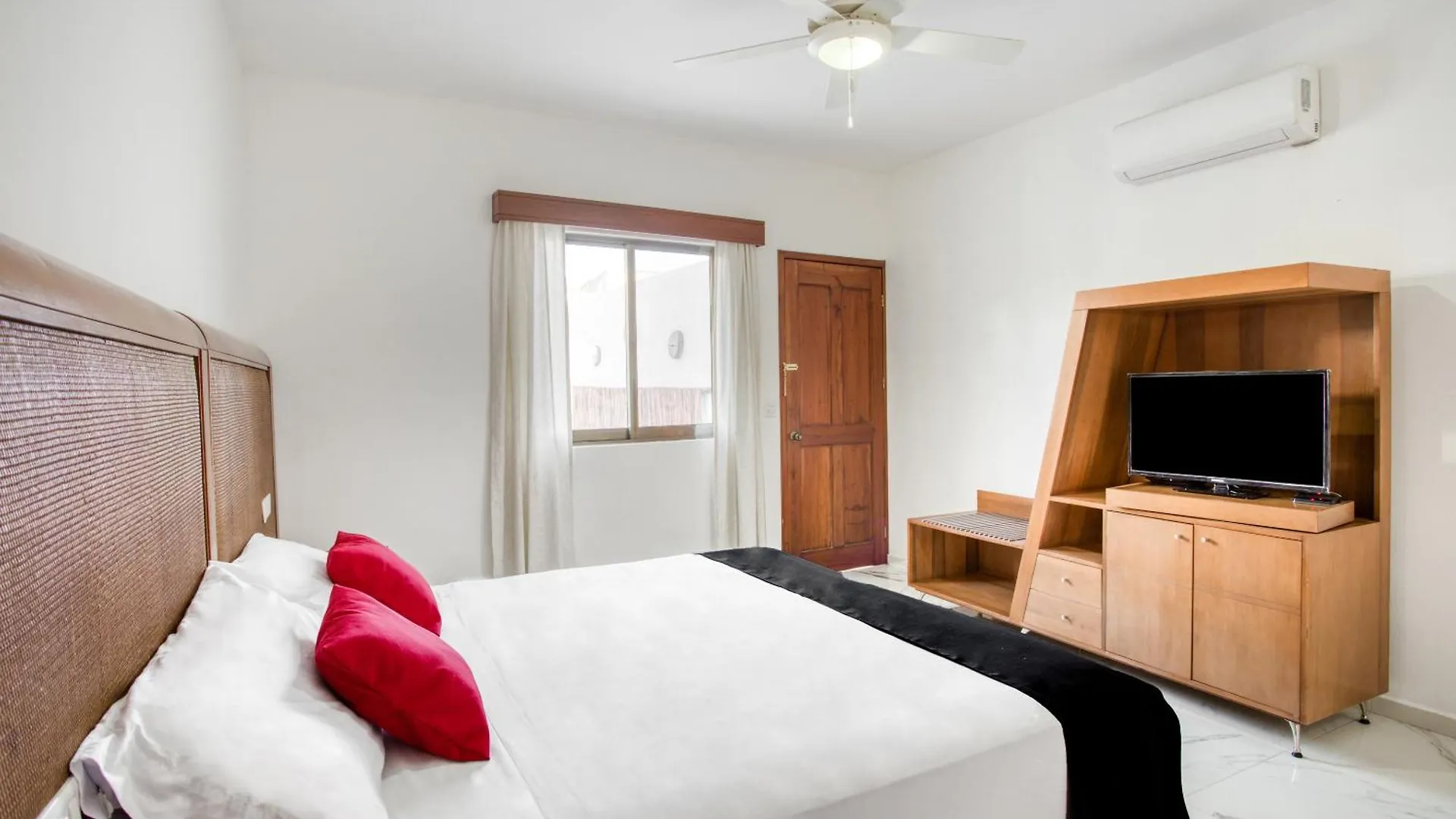 Capital O Hotel Yukon Playa del Carmen