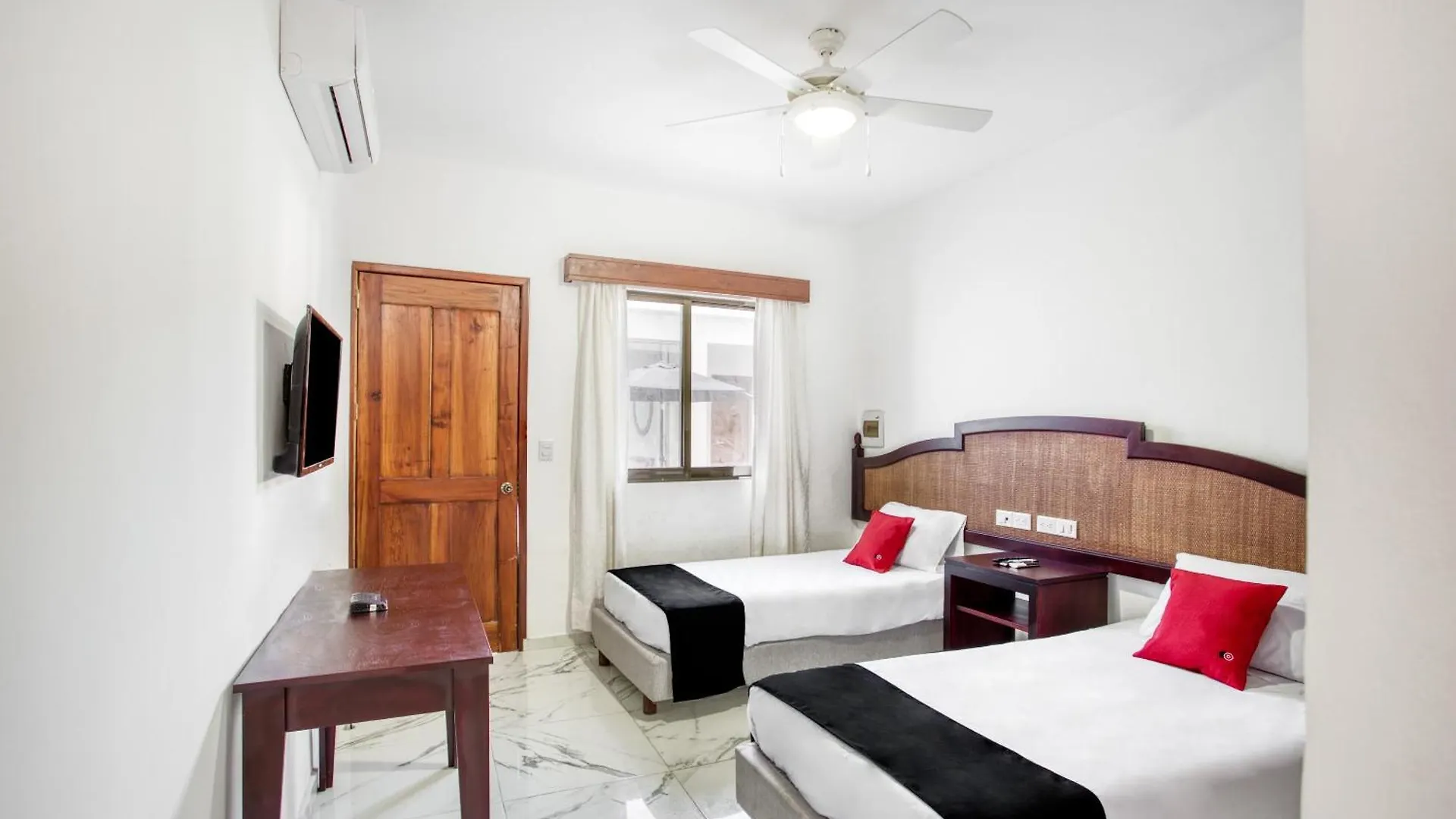 פלאייה דל כרמן Capital O Hotel Yukon 2*, פלאייה דל כרמן
